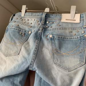 Säljer dessa super snygga jeans från Fracomina. Modellen Glam Victim, ljusblåa lågmidjade jeans med snygga detaljer på rumpan!! 😍 Nypris runt 900 kronor och de är helt oanvända!! 