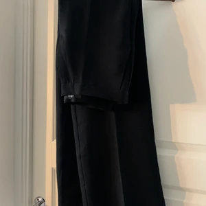 Kostymbyxor Ellos - Otroligt fina kostymbyxor från Ellos, de sitter perfekt och är fina vid knäppningen/dragkedjan. Söker du efter de perfekta kostymbyxorna så är det dessa! Är absolut öppen för prisförslag, kan mötas upp i Stockholm och det är bara att skriva för fler bilde