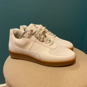 oanvända sneakers från & other stories - Aldrig använda! Brukar vara en 37 och de passar mig, så kanske lite stora i storleken.