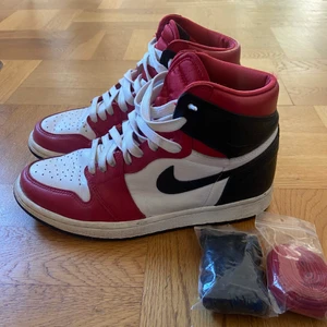 Jordan 1 high - Skit snygga jordan 1 high som tyvärr inte kommer till användning. Mycket sparsamt använda. Skickar med både svarta och röda snören som kommer med när man köper. Köpta för 3000kr. Skriv vid frågor💕💕  