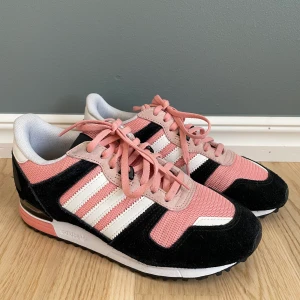 Adidas skor i stl 37! Nyskick  - Säljer ett par skor som tyvärr är för små. Använda endast 1-2 gånger. Väldigt härliga färger! Stl 37! Djur och rökfritt hem! Går att mötas i Uppsala eller så skickas dom mot porto. 