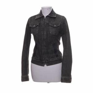 Jacka - Snygg Replay jeansjacka. Fin passform och bra kvalitet! Unik dragkedja.