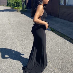 Bal klänning - En helt ny bal klänning som bara är använd en gång, köpt på dressroom i Gbg . Säljer pga att jag ej använder den mer. Öppen rygg och formar kroppen jätte snyggt. Man kan justera den lite hur man vill så den passar större storlekar. Köparen står för frakten, pris kan diskuteras 
