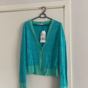 Kofta från Zara - Supersöt kofta från Zara, helt oanvänd! Prislapp kvar! 💙💙  