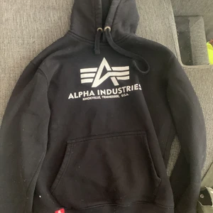 Alpha industries - Skön tröja att ha på sig hemma i tevesoffan. Tröjan är i okej skick. Tvättad lite många gånger o det syns tydligt på märket bild 2 därav priset! 