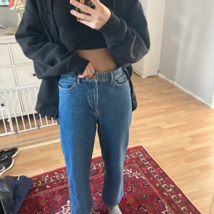 Jeans strl 36 - Superskönt material, snygga och knappt använda! Säljer för att de är för stora för mig.