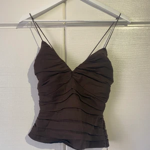 Brun festtopp - Från Zara i storlek xs. Köpt sommar 2020. Använd en gång, midsommar 2020 :) Köparen står för frakt, kan annars mötas upp i centrala Sthlm. 