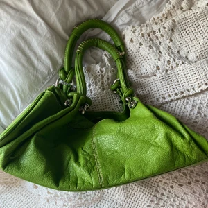 olivgrön axelväska - en jättefin olivgrön väska med många fickor, fina detaljer och fin passform! bra skick och inga tydliga skador🙌 frakt 66 kr, skriv för flera bilder o information!💋