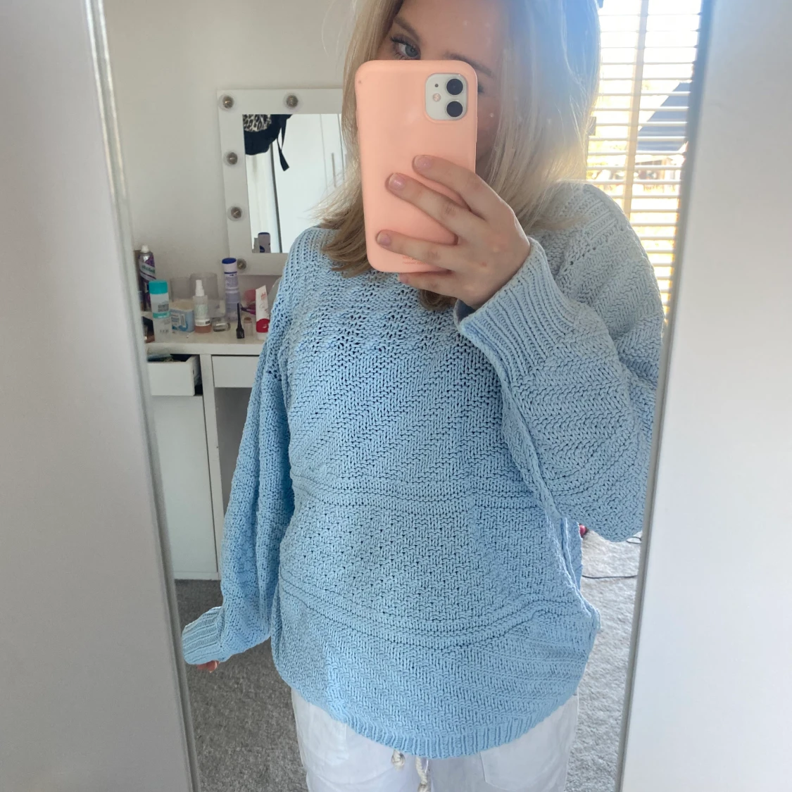 Stickad ljusblå tröja - 90