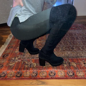 Thigh high boots - Lårhöga #boots i mjukt material med platåklack. Klackhöjd cirka 10cm. Konstmaterial som är likt suede, från H&M.  Storlek 39. Använda en handfull gånger.