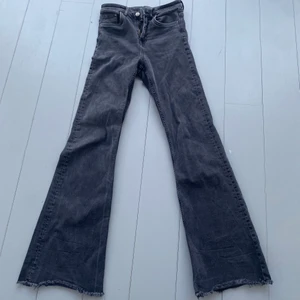 Bootcut jeans grå/svarta - För korta för mig som e 1,70 skulle sitta extremt snyggt på 1,65 o under, skulle säga att 1,68 också skulle passa :) jätte snygga men måste sälja eftersom att ja ej kan andvände dom :( pris kan absolut diskuteras 