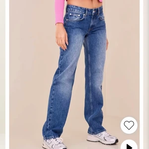 Lågmidjade jeans - Helt oanvända lågmidjade jeans från Nelly med prislappen kvar. Storlek 40 men sitter som en storlek 38. Nypris: 599kr men säljer för 425kr