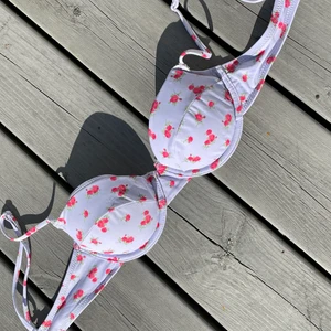 Somrig bikinitopp  - Somrig bikinitopp från Gina köpt förra sommaren, har inte kommit till användning så mycket då den inte passade så bra på mig. Jättesnyggt och gulligt mönster, tyvärr är lappen avklippt, annars inga fel på den.💓