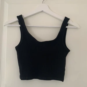Kort topp - En svart ribbad croptop från Gina i stl XS 🌻 Passar S också 🥰 Bra skick 