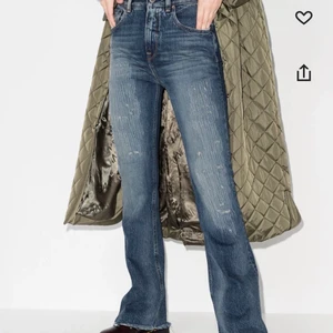 Golden Goose Jeans - Slut sold a Golden Goose jeans. Endast använda två gånger då de är för stora för mig. Snygg passform med slitningar på benen. Köpta för 3300kr.