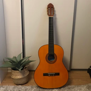 Akustisk gitarr  - Akustisk gitarr som inte längre kommer till användning. Lätt att jobba med och fortfarande i fint skick:)🎼🎸 Köpare står för frakt 📦