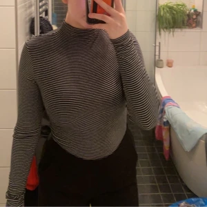 Polotröja från BIK BOK, storlek XS - Säljer denna tröja för 30kr då jag aldrig använder den och den passar inte mig. Köparen står för frakten eller mötas upp i Uddevalla eller Munkedal.💜