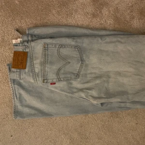 Låååånga Levis jeans - Mina jättelånga Levis jeans. Dessa jeansen är den längsta jeanslängden (33) och är för långa på mig som är 173. Köpta för ca 1 år sedan och en skärphake har lossnat men det är lätt att du tillbaka❤️