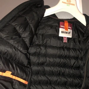 Parajumper Warm Up - M - En parajumper warm up som inte är använda på ett år ca. För att den är för liten. Den är så gott som ny, finns inget som är sönder på den.. NYPRIS 3699