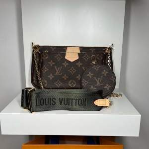 Multi pochette Louis Vuitton väska med grönt band. Köparen står för frakten 📦 inne i lager👍🏽