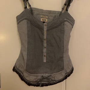 Tommy hilfiger linne - Gulligt blått/grå linne i gott skick från Tommy hilfiger! Det står storlek small men den är inte så stretchig