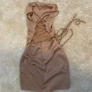 Säljer min fina Satinklänning som aldrig är använd.💕 köpt från nelly för något år sen💘 perfekt till sommaren och fest💗 frakt:45kr💞