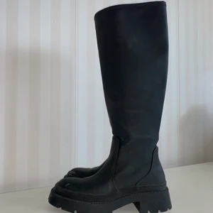 Zara boots - Ett par zara 2021 boots i storlek 37 som är knappt använda, men har några små märken från att ha testat dem. 