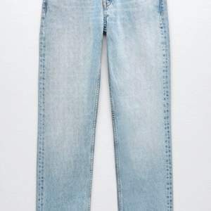 Ett par zara jeans i modellen mid rise straight som är i bra skick. Säljer pga att jag inte gillar dom längre.