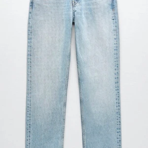 Zara jeans - Ett par zara jeans i modellen mid rise straight som är i bra skick. Säljer pga att jag inte gillar dom längre.