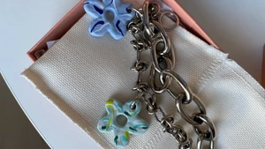 Armband från Acne Studios  - Superfint armband från Acne Studios med keramikblommor som "berlocker". Perfekt skick. Ordpris ca 3500kr. 