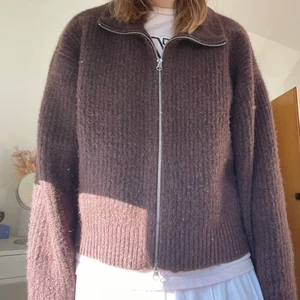 Superfin kofta från Weekday🤎 - Endast använd ett par gånger! I superfint skick! Kontakta mig för fler bilder eller för mer information✨