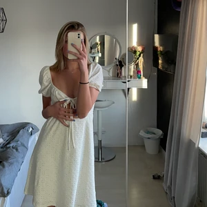 Vit klänning - Jag säljer denna jättefina oanvända klänningen från H&M i storlek Small. Passar perfekt till skolavslutning. Skriv privat för fler bilder eller frågor!! 