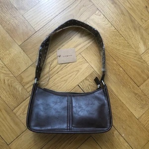 Helt ny axelrämsväska - Helt ny, med prislapp som sitter kvar. Från Brandy Melville och vegansk! 