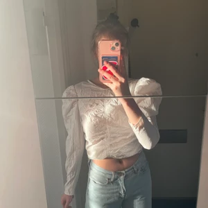 Vit blus med puff ärmar - Så fin vit blus med långa puffärmar. Kommer aldrig till använd längre, därför säljs den. Finns dragkedja på sidan av tröjan. Inga defekter. 