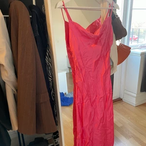 Satin klänning zara - Aldrig använd satinklänning från zara! Se bortom att den är skrynklig, för bättre bilder skicka ett meddelande ❤️