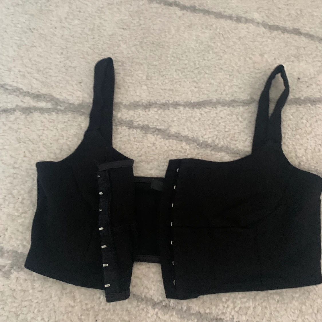 Svart korsettliknande topp - 91