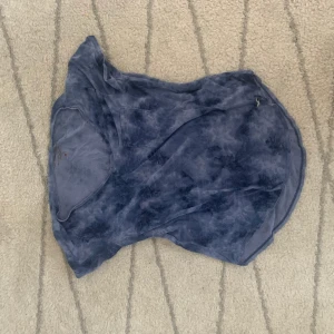 T-shirt i luftigt material  - T-shirt från Hollister. Mycket luftig och stretchig och passar storlek xs-m