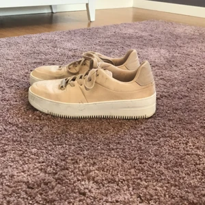 New yorker  - Beiga skor från new yorker, använda någon gång. Högre sula. Strl 37, liten 38. 60kr+frakt. 🌸