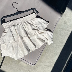 Volangkjol - Jättefin volangkjol från Oh Polly köpt här på plick💓 I nyskick och superfin perfekt nu till vår och sommar. Säljer då jag har en liknande kjol och känner därför att den inte kommer till användning💗