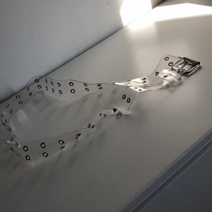 Skärp  - Ett fint genomskinlig skärp, de saknas dock två metall knappar på två ställen men de syns ju inte när man har på sej de. Alla olika storlekar kan ha det