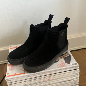 GANT SNEAKERS  - Sneakers från Gant, storlek 38. Svart mocka och skinnfodrade. Sparsamt använda och i fint skick!<3 