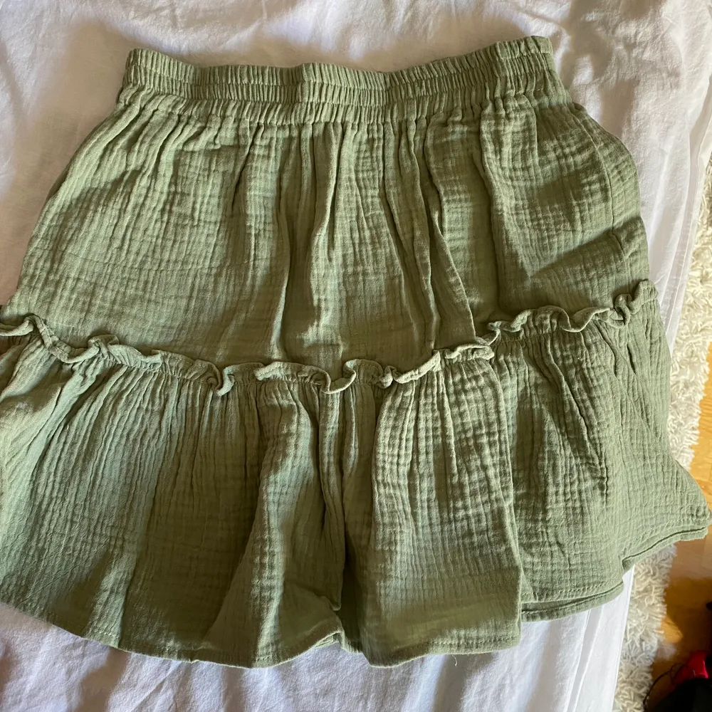 Grön kort kjol perfekt till sommaren!! . Kjolar.