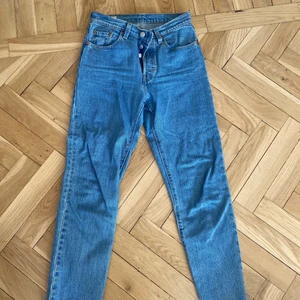 Levis 501 w24 - Blåa Levis i modellen 501. W24 L30. Skulle säga att dem passar bra på en 34-36. Använda Max 5 gånger. Perfekt längd t mig som är 170 lång. Önskas bilder med jeansen på så bara o säga till. 