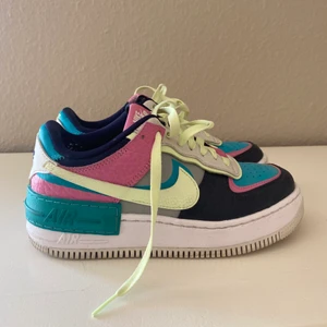 Nike air force shadow st 38 - Nike air force i modellen shadow. Färgen är slutsåld överallt. Sparsamt använda så i fint skick. * OBS skorna är inte rengjorda på bild, självklart görs dem rent innan köp * 