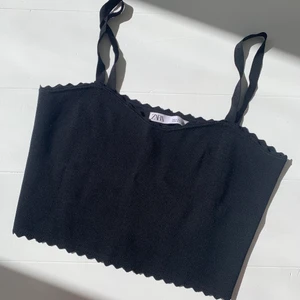 Zara topp - Svart topp från Zara, brukar ha xs så den är lite stor på mig. Kan mötas eller så står köparen för frakten 