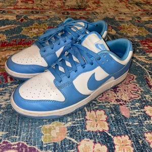 Nike dunk unc Low - Nike dunk unc low, inga bud under 1500kr. Köpare betalar frakt på 140kr, kartongen finns kvar.