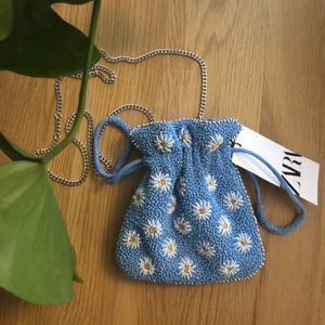 Oanvänd Zara påsväska 💙✋ - Urgullig blå påsväska med pärlor, aldrig använd och MED PRISLAPPEN KVAR! 💙 