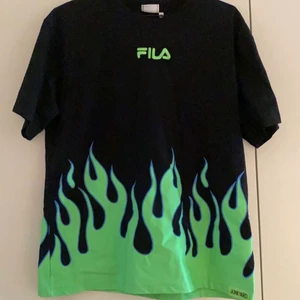 Fila x Junkyard - Storlek M, passar L då den är overzised.                                    Org. pris: 399, använd en gång.
