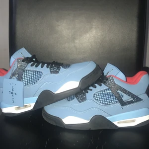 Jordan 4s travis scott (cactus jack) - Helt oandvända Jordan 4s travis scott c cactus jack. Utan box. A-kopior. Storlek 40. Inga skador. Kontakta mig via dm vid intresse❤️betalning sker via swish, om man möts upp så kan kontant tas