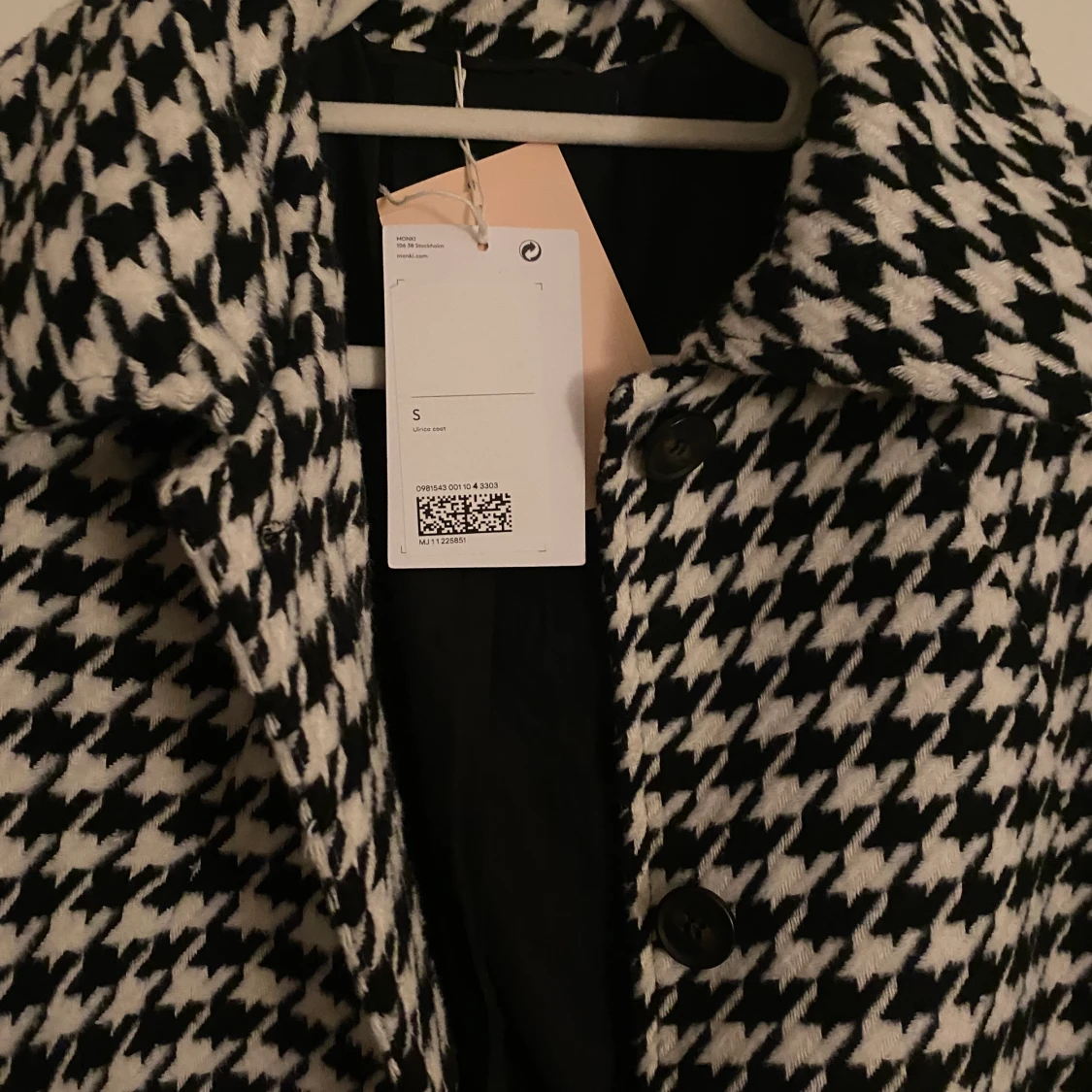 Hundtandsmönstrad kappa från Monki - 90